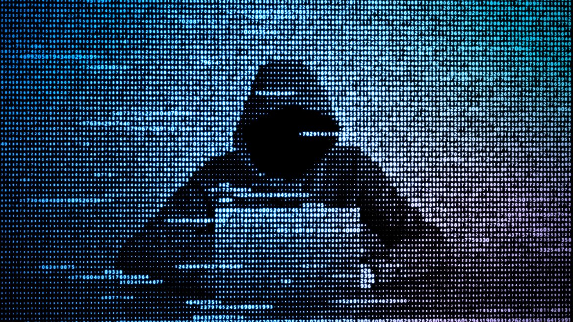 Hacker devant son écran dans un univers numerique